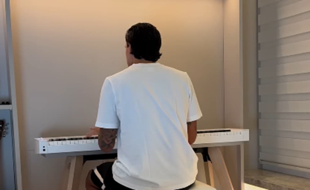 pedro toca teclado após show do flamengo