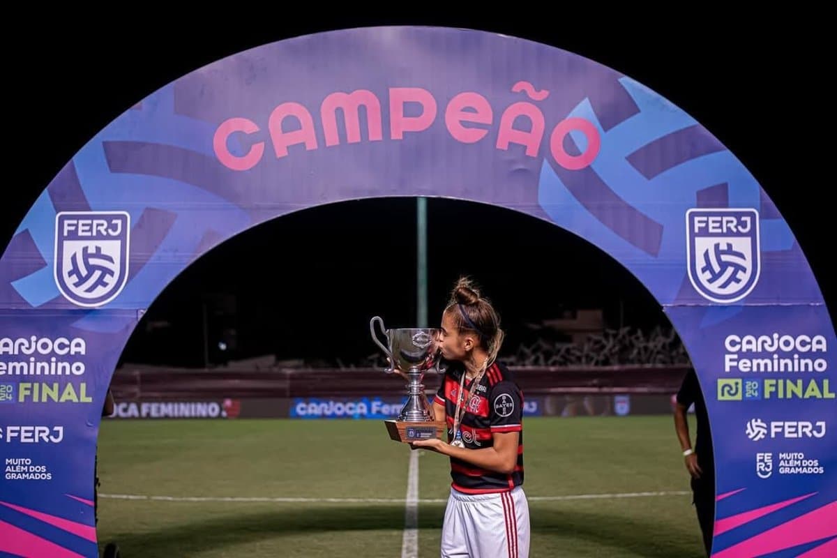 Pimenta beija o troféu do Carioca Feminino no Estádio Luso Brasileiro
