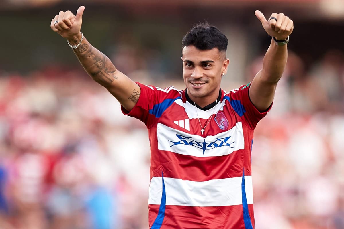 Reinier saúda torcida em apresentação no Granada