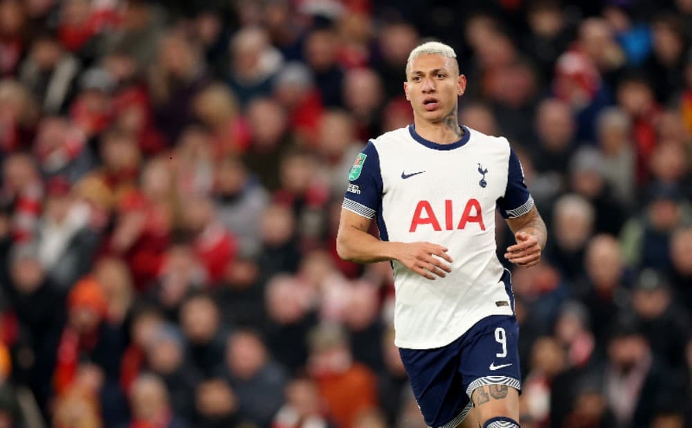 Richarlison do Tottenham Hotspur durante a partida de volta da semifinal da Copa da Liga Inglesa entre Liverpool e Tottenham Hotspur em Anfield em 6 de fevereiro de 2025 em Liverpool, Inglaterra.