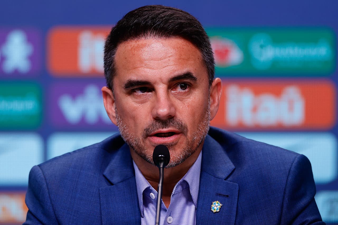 O técnico da seleção brasileira de futebol, Rodrigo Caetano, comparece à imprensa durante o anúncio da lista de convocados para a Copa América de 2024 na sede da CBF, em 10 de maio de 2024, no Rio de Janeiro, Brasil.