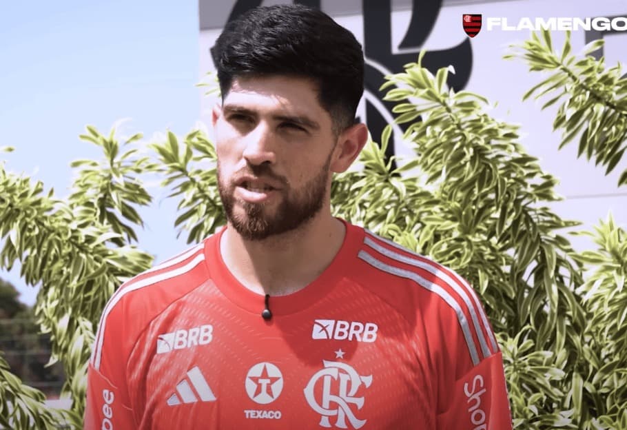Rossi concede entrevista no Ninho do Urubu