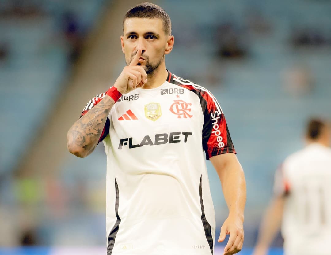 Arrascaeta comemora gol pelo Flamengo sobre o Grêmio