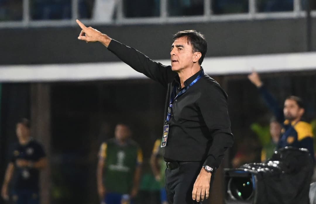 Gustavo Quinteros, técnico do Grêmio, na beira do campo