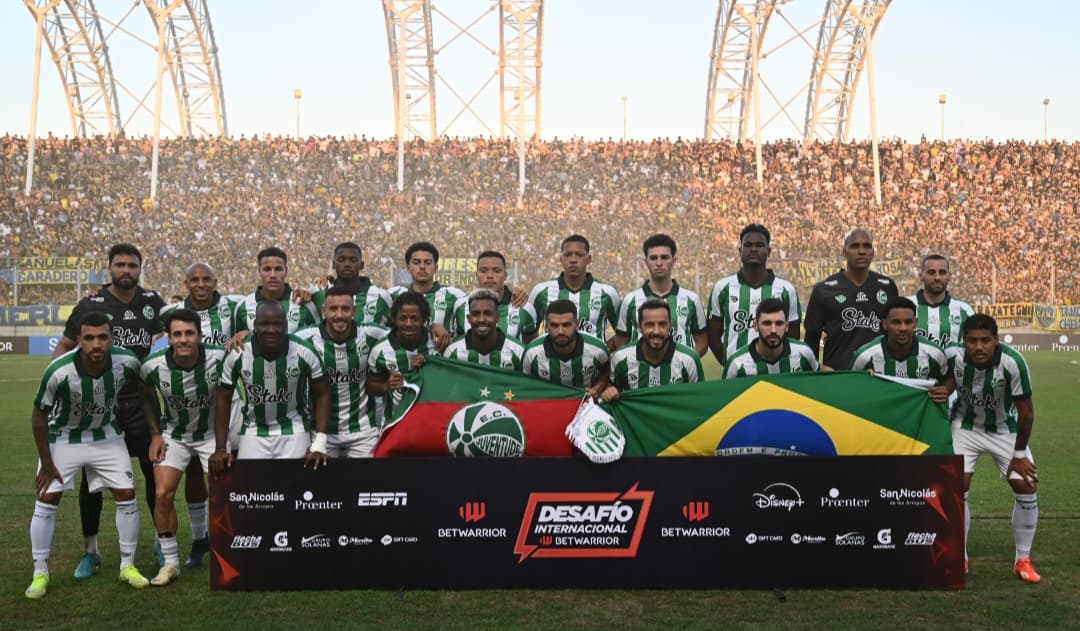 Time do Juventude perfilado em campo
