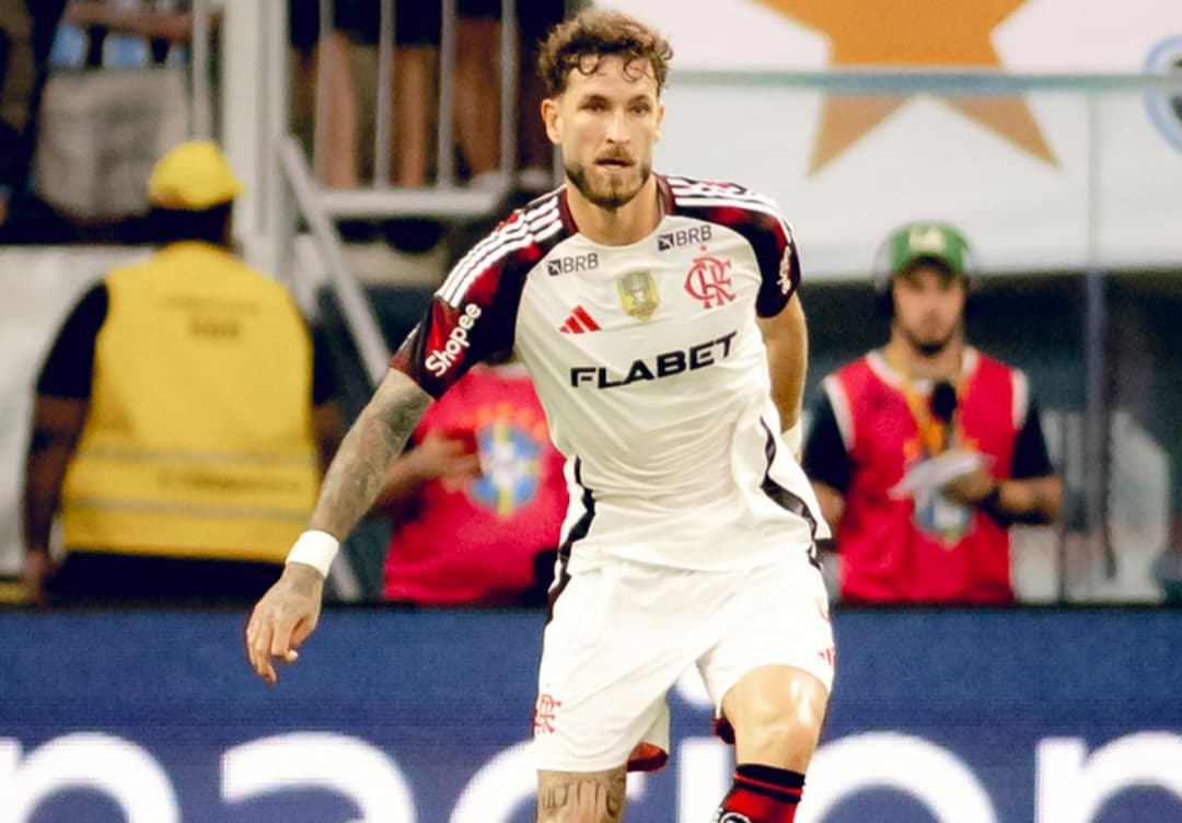 Léo Pereira em campo pelo Flamengo com a marca estampada na camisa