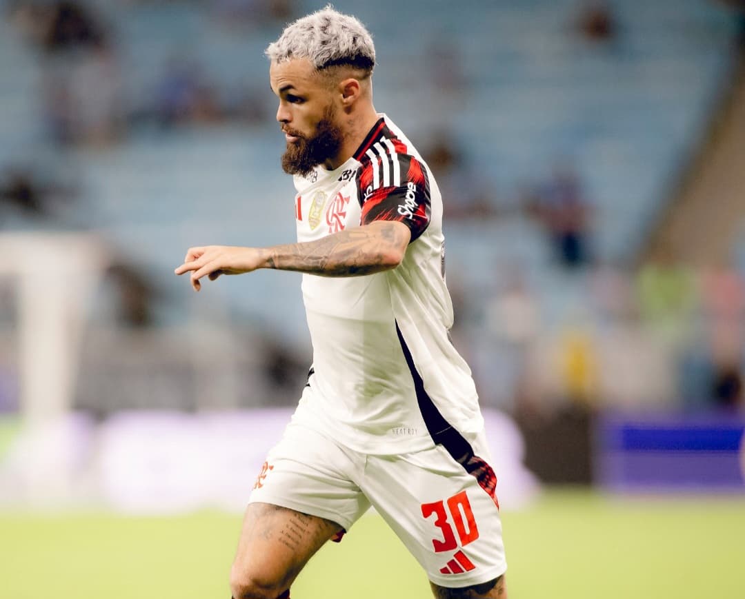 Michael conduz bola em jogo do Flamengo contra o Grêmio