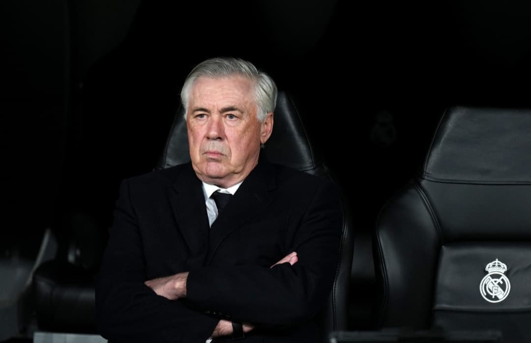 Carlo Ancelotti com cara de poucos amigos no banco durante Real Madrid X Arsenal
