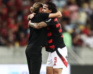 Filipe Luís abraça Pedro, que volta a marcar pelo Flamengo