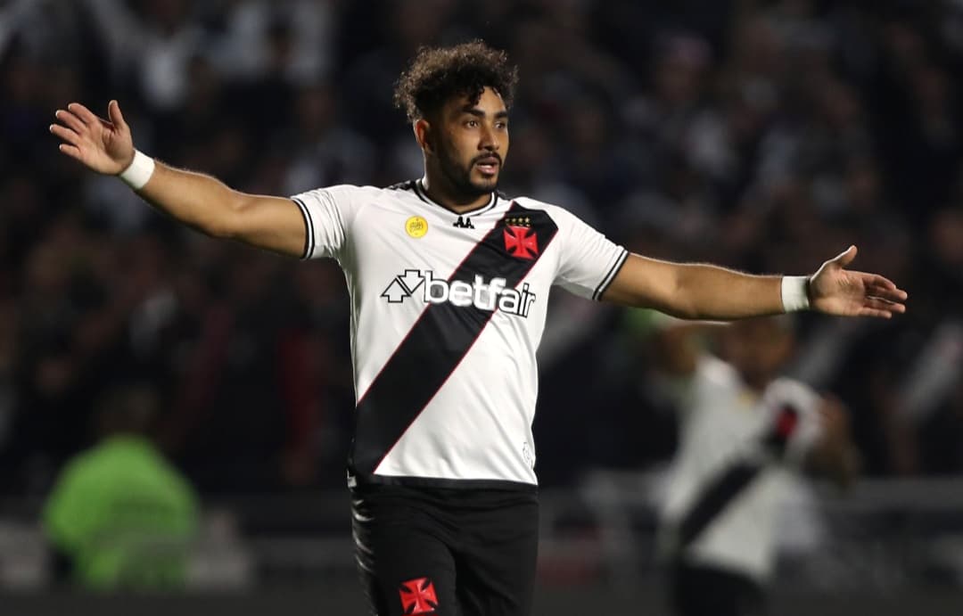 Payet, do Vasco, em campo pelo clube rival