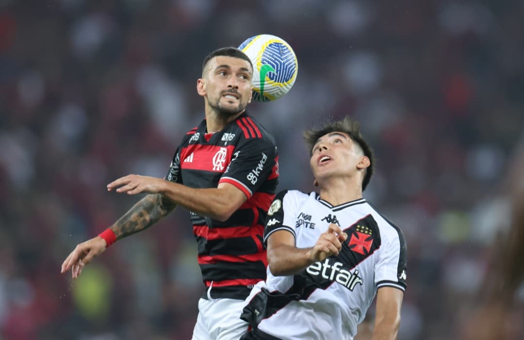 Arrascaeta disputa bola em Vasco x Flamengo