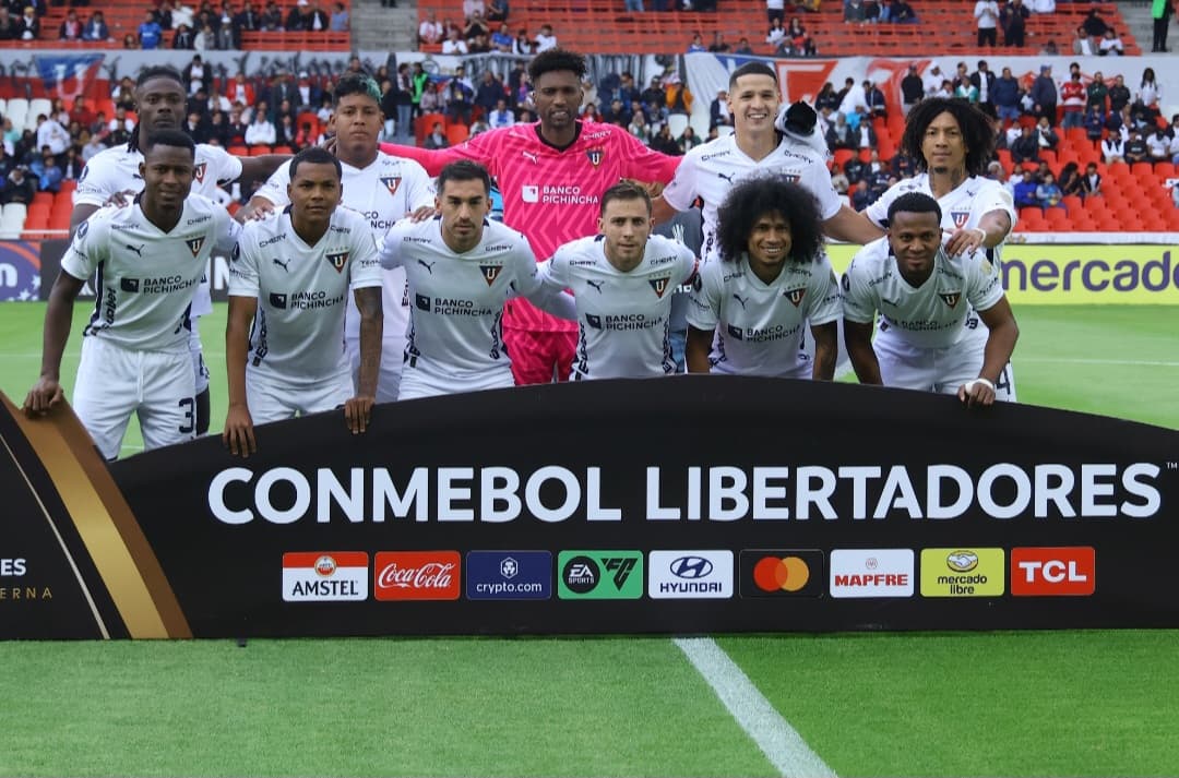 Time da LDU perfilado em jogo da Libertadores