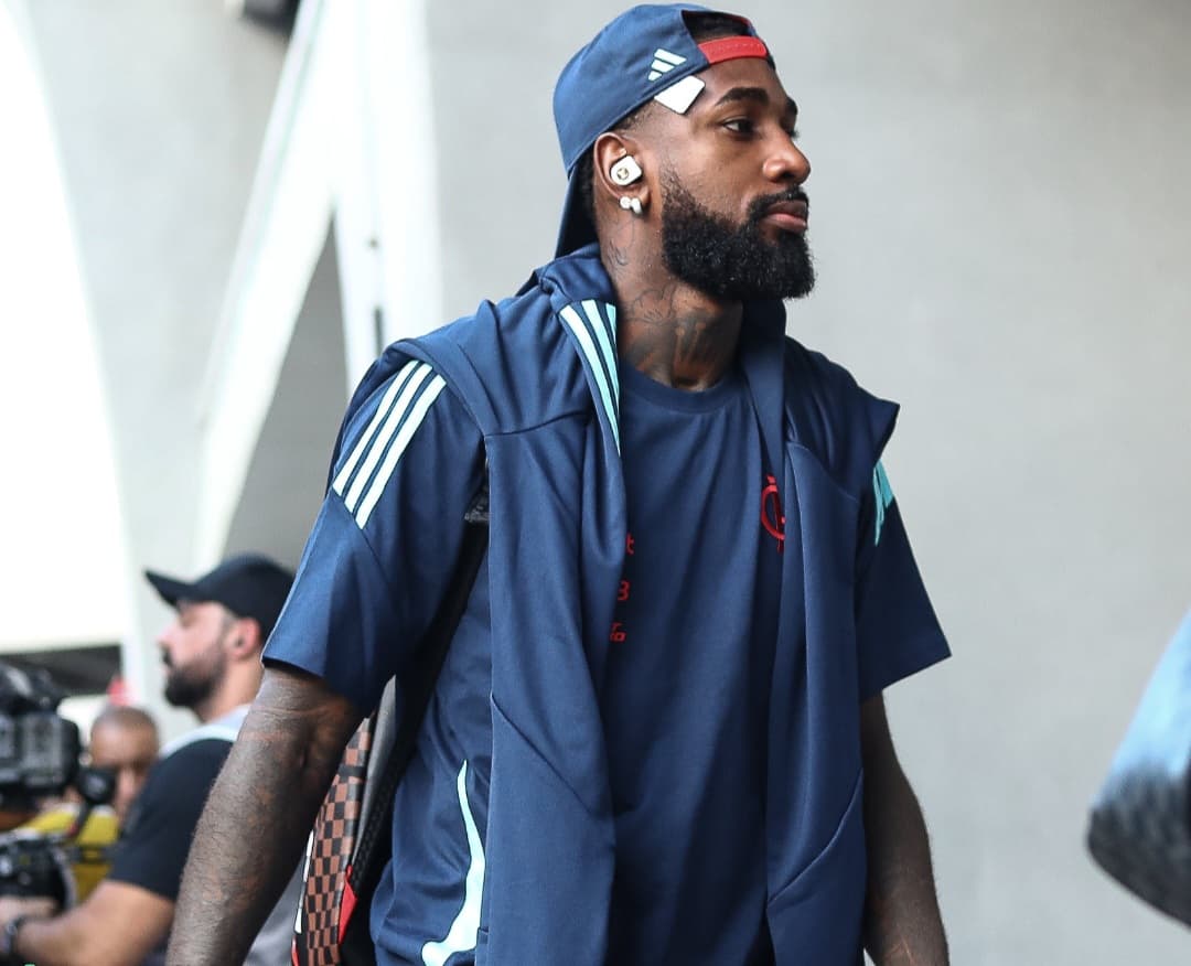 Gerson chega ao estádio para jogar pelo Flamengo