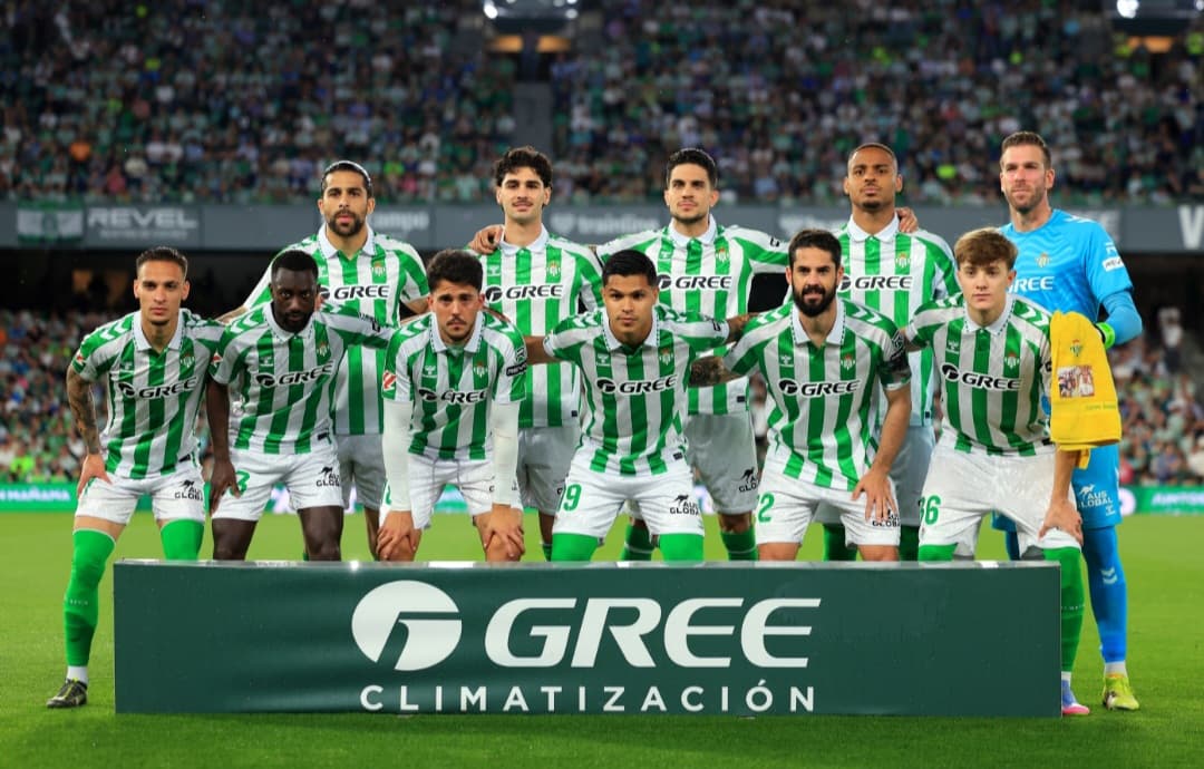 Natan com time do Real Betis antes de jogo da Lá Liga