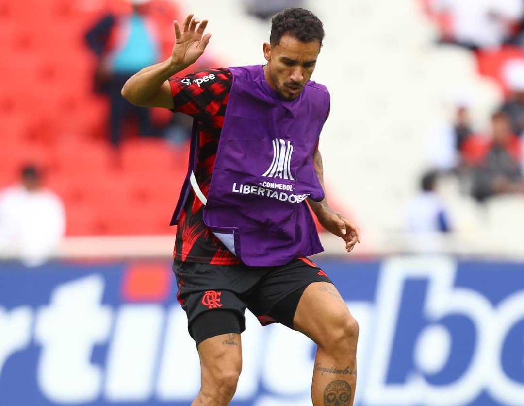 Danilo em campo pelo Flamengo na altitude de Quito, pela Libertadores