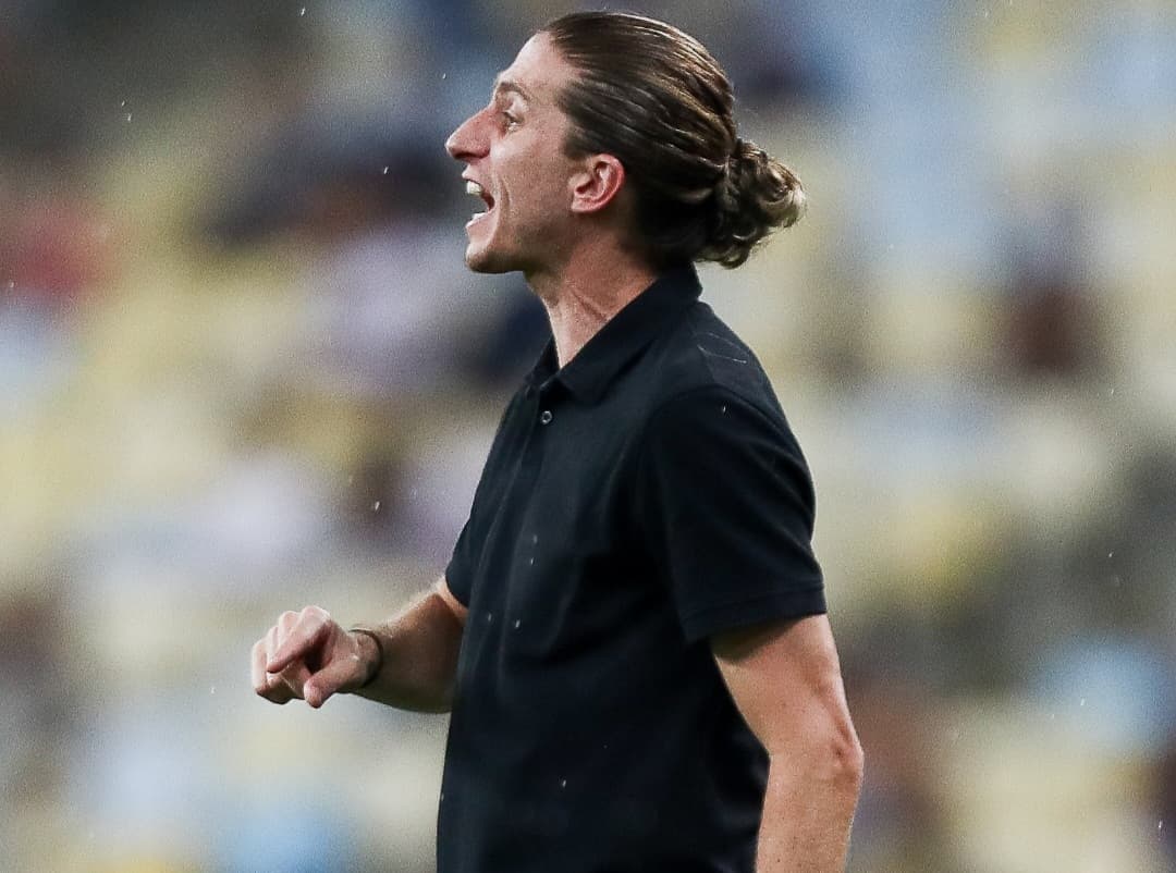 Filipe Luís na beira do campo em jogo do Flamengo