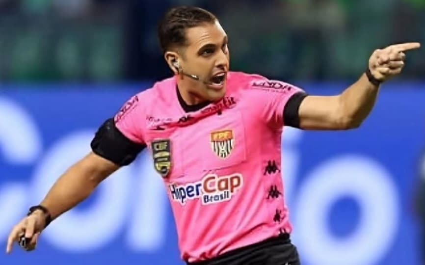 João Vitor Gobi apitando jogo do Campeonato Paulista