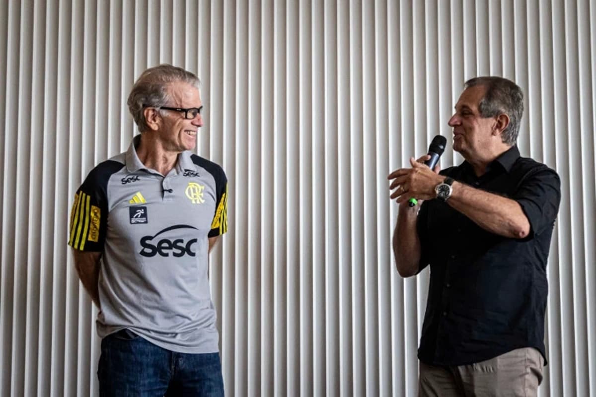 Bap segura um microfone enquanto dirige a palavra  a Bernardinho, o técnico sorri e olha para o Presidente