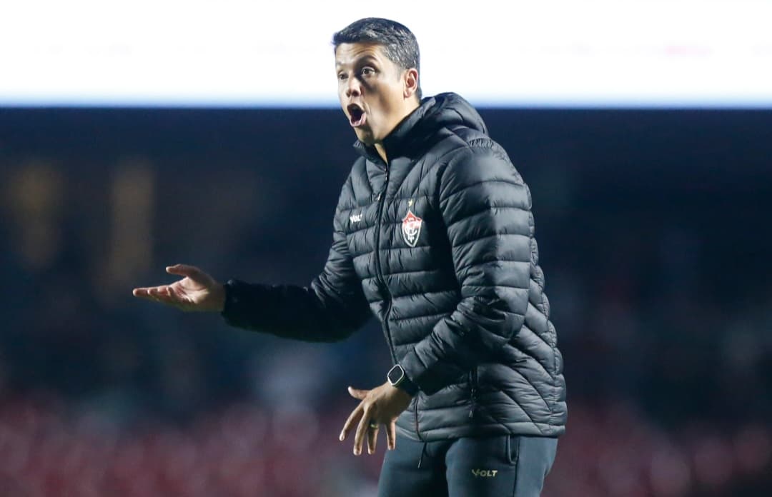 Thiago Carpini comandando o Vitória