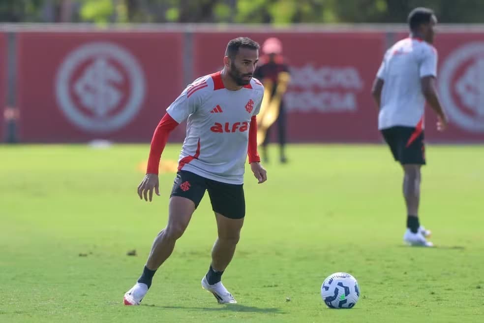 Thiago Maia em treino do Inter