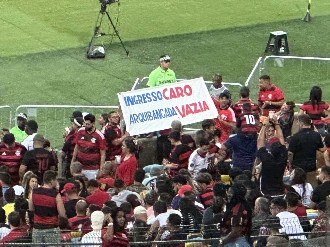 Torcida do Flamengo protestando sobre ingressos