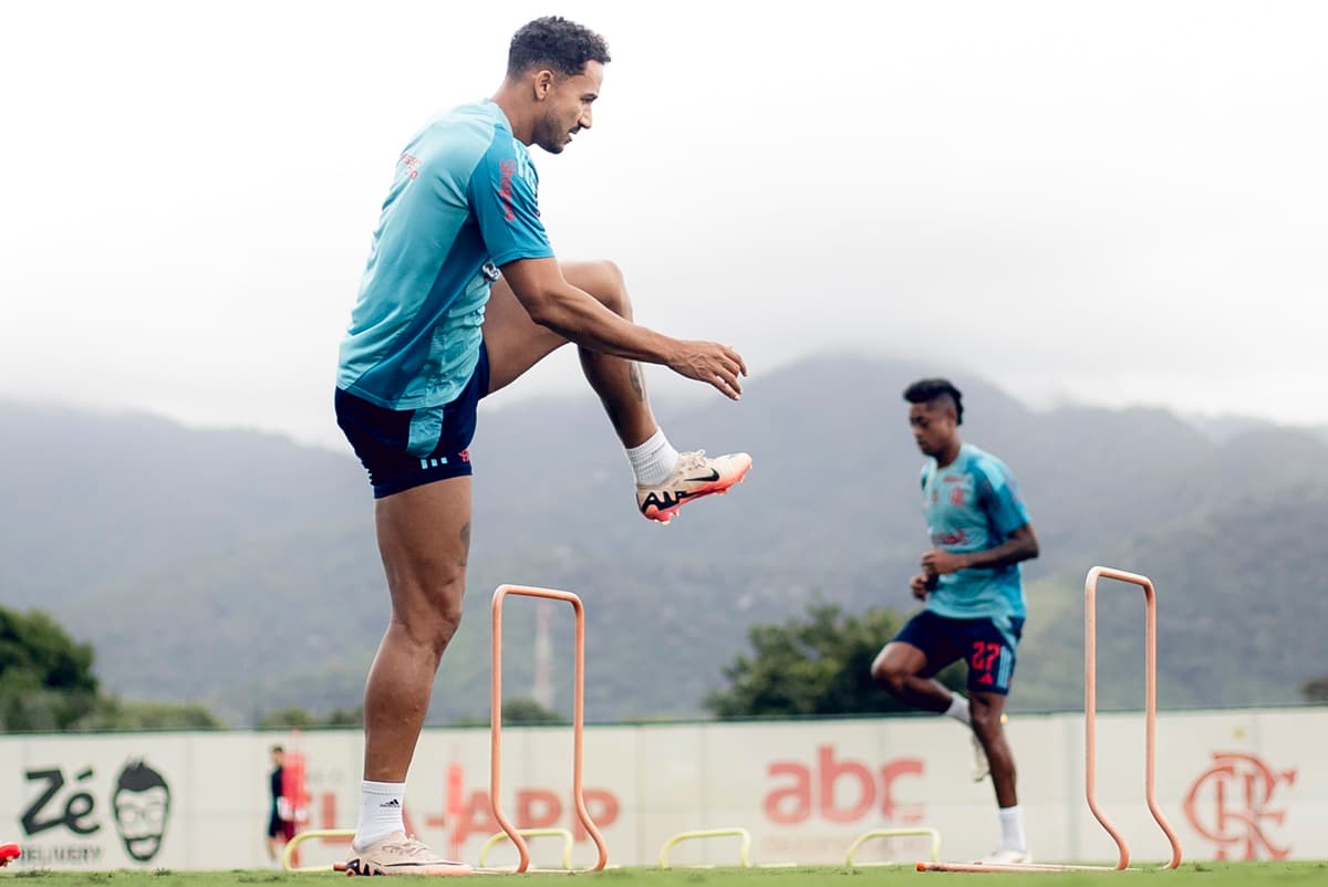 Danilo treina no Ninho do Urubu