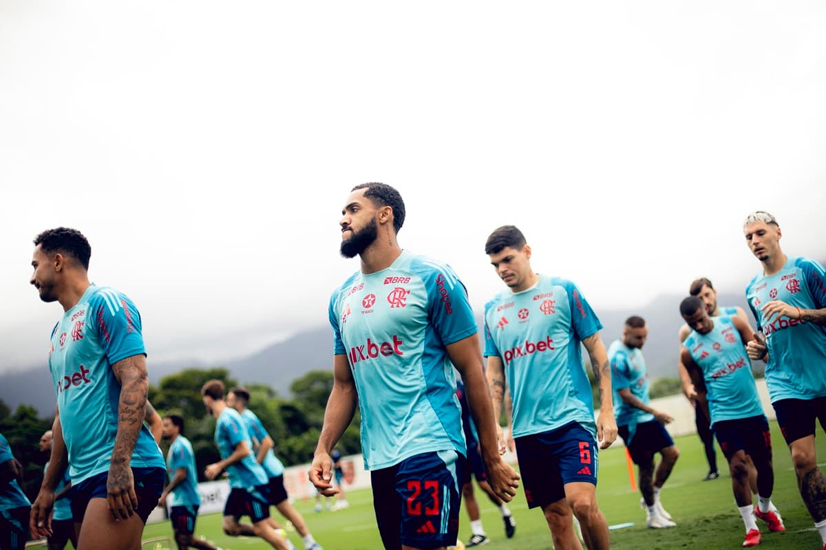 Elenco do Flamengo treina no Ninho do Urubu
