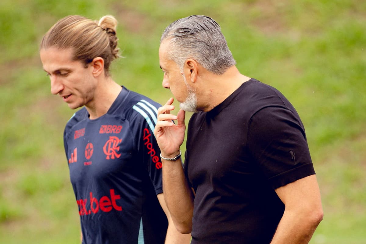 Filipe Luís conversa com José Boto em treino do Flamengo