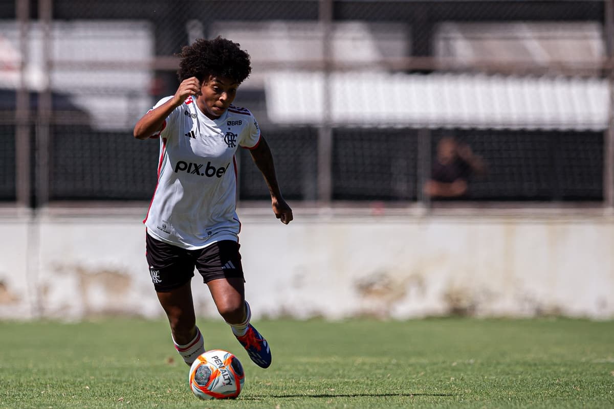 Valéria conduz a bola no clássico entre Flamengo e Vasco