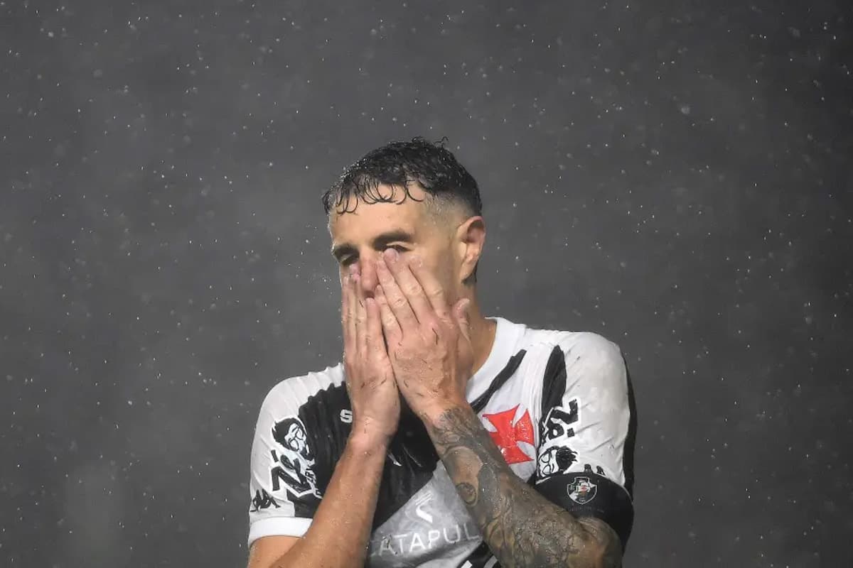 Vegetti triste com a camisa do Vasco