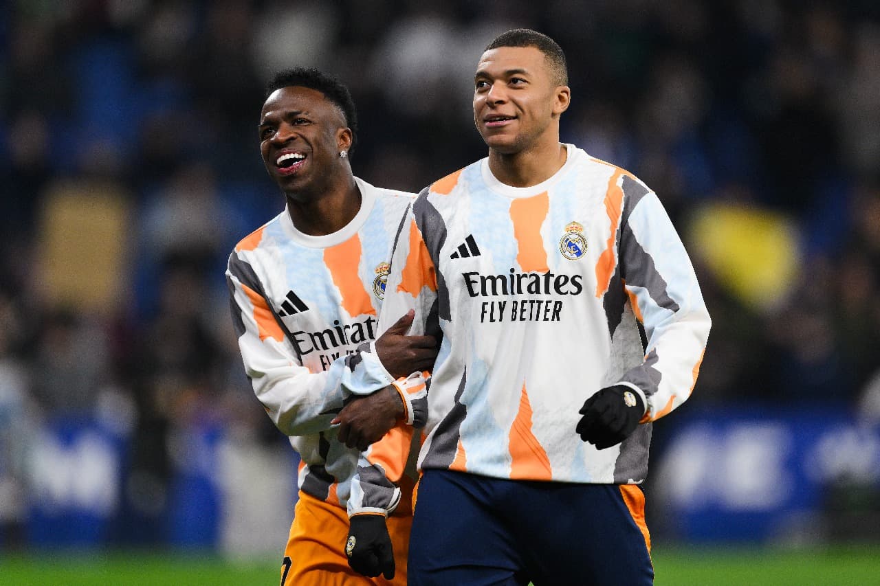 Vinicius Junior e Kylian Mbappe, do Real Madrid, sorriem em campo antes da partida da LaLiga entre RCD Espanyol de Barcelona e Real Madrid CF, no Estádio RCDE, em 1º de fevereiro de 2025 em Barcelona, ​​Espanha.