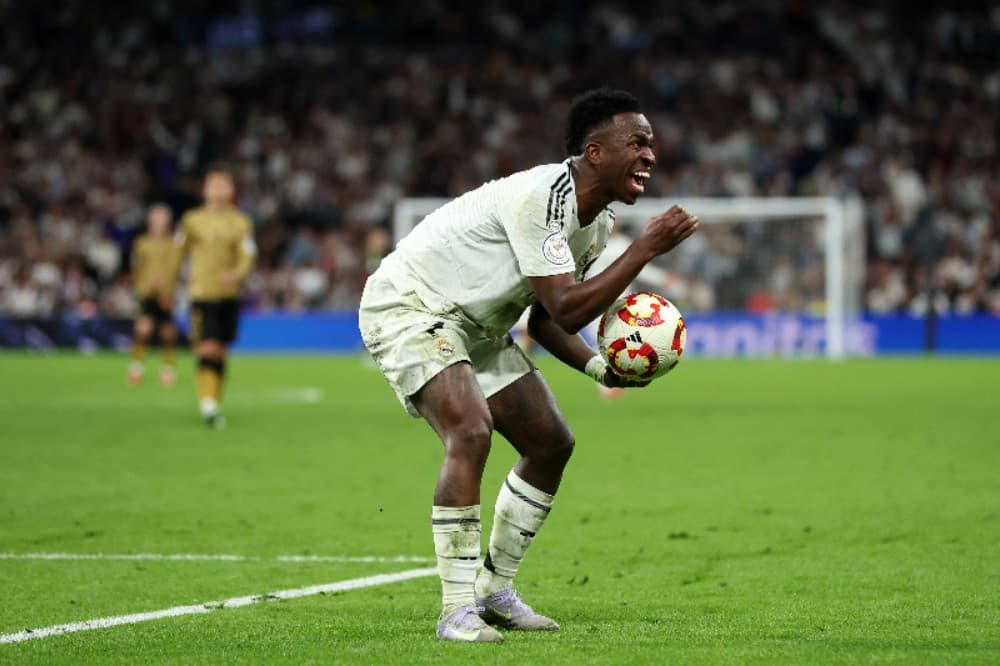 Vinicius Junior, do Real Madrid, reage durante a partida semifinal da Copa del Rey entre Real Madrid e Real Sociedad, no Estádio Santiago Bernabeu, em 1 de abril de 2025, em Madrid, Espanha.