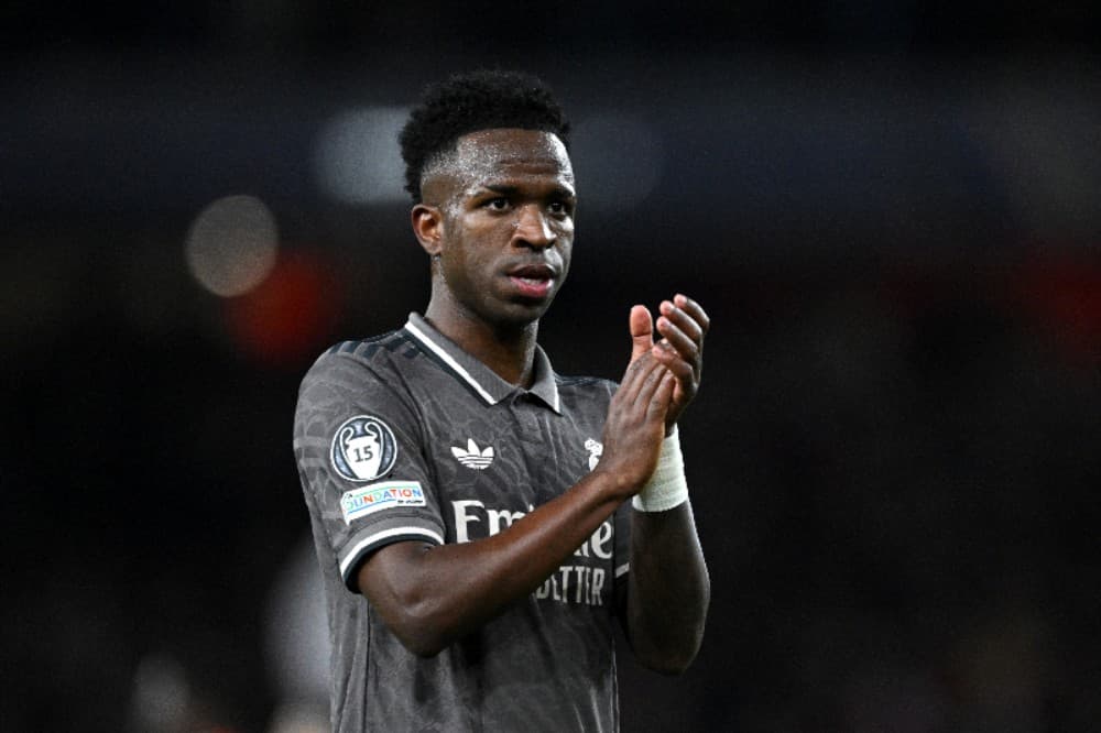 Vinicius Junior, do Real Madrid, agradece aos torcedores após a derrota de sua equipe na partida de ida das quartas de final da Liga dos Campeões da UEFA 2024/25 entre Arsenal FC e Real Madrid C.F. no Emirates Stadium em 8 de abril de 2025 em Londres, Ing