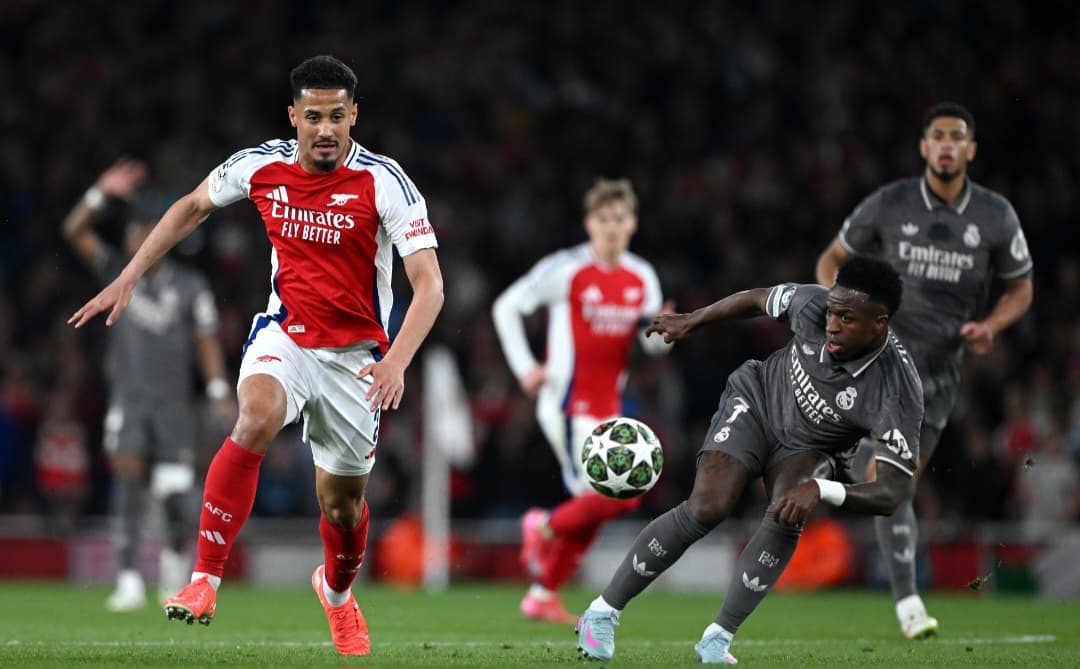 Vini Jr duela por bola em Arsenal X Real Madrid