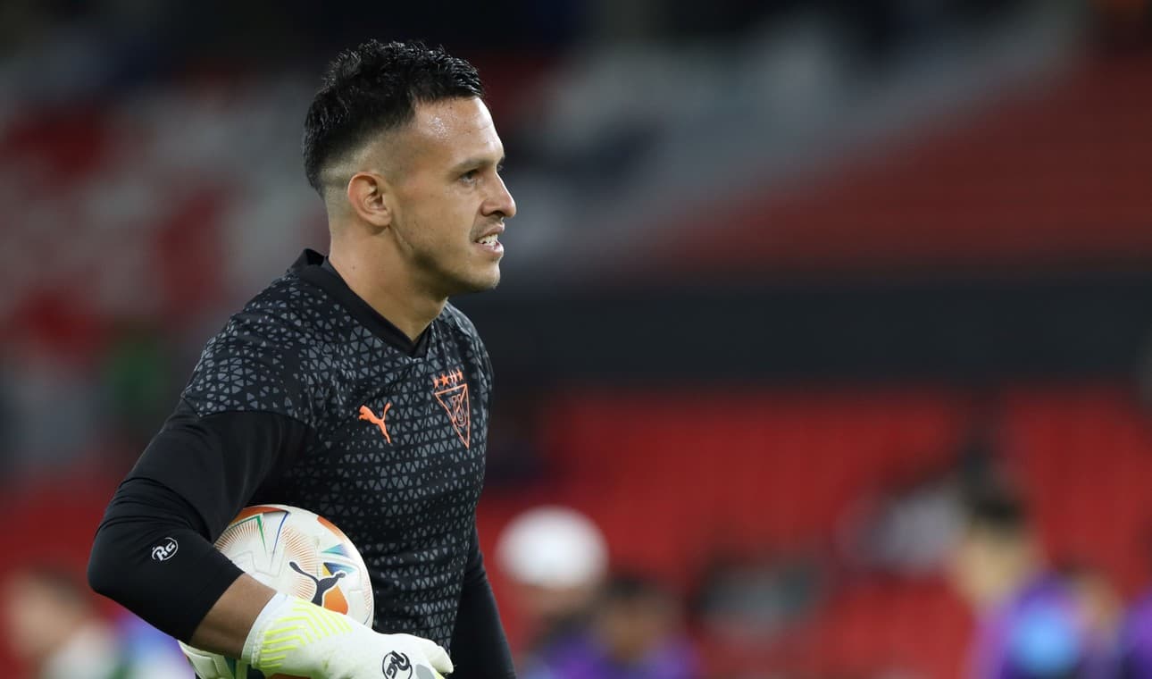 Goleiro Gonzalo Valle em campo pela LDU, que enfrenta Flamengo na Libertadores