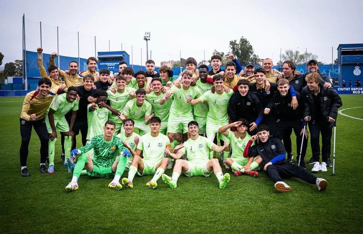 Elenco do Barcelona celebra título da Youth League