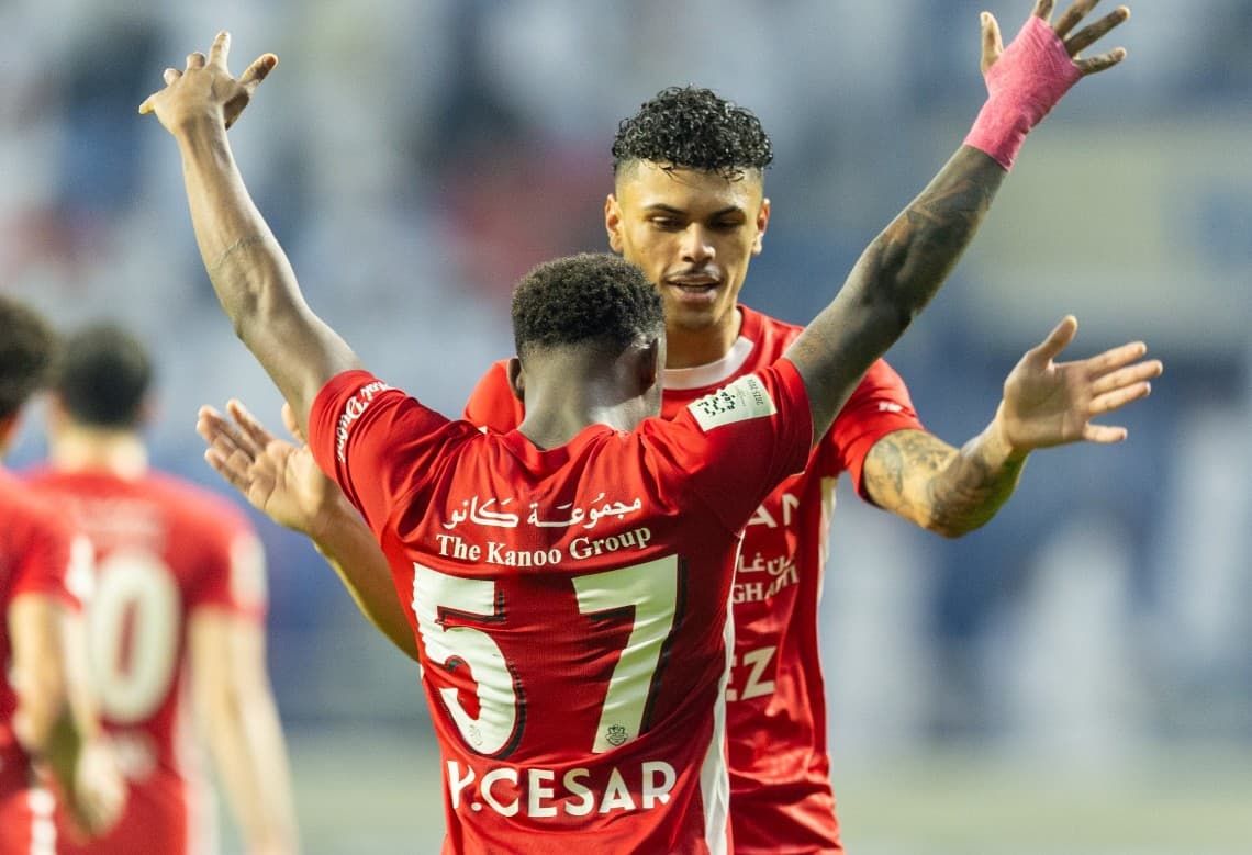 Yuri César e Mateusão comemorando pelo Shabab Al-Ahli