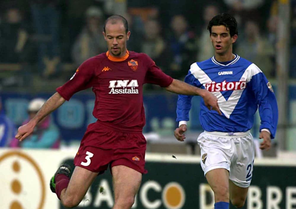 Roma Zago Carlos, da Roma (à esquerda), passa por Del Nero Simone, do Brescia, durante a partida da 5ª rodada da Série A entre Brescia e Roma, disputada no Estádio Mario Rigamonti, em Brescia.