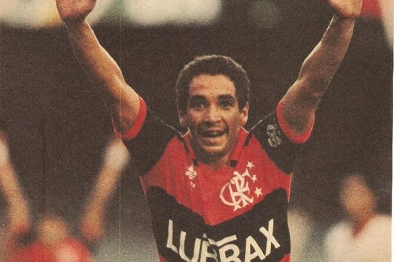 Zinho de braços abertos e sorridente comemorando gol pelo Flamengo