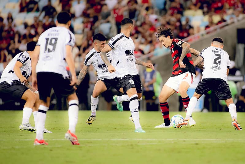 Pedro entre quatro jogadores em Central Córdoba x Flamengo, pela Libertadores
