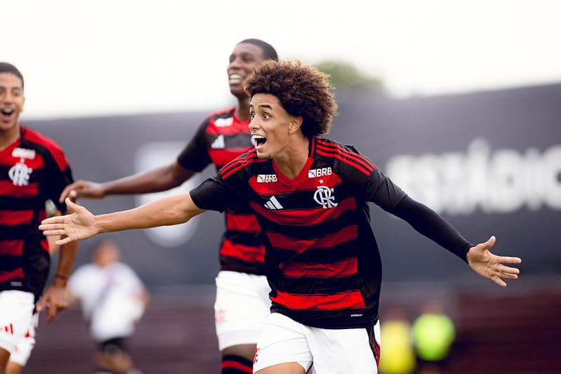 Flamengo comemora gol no Sub-17