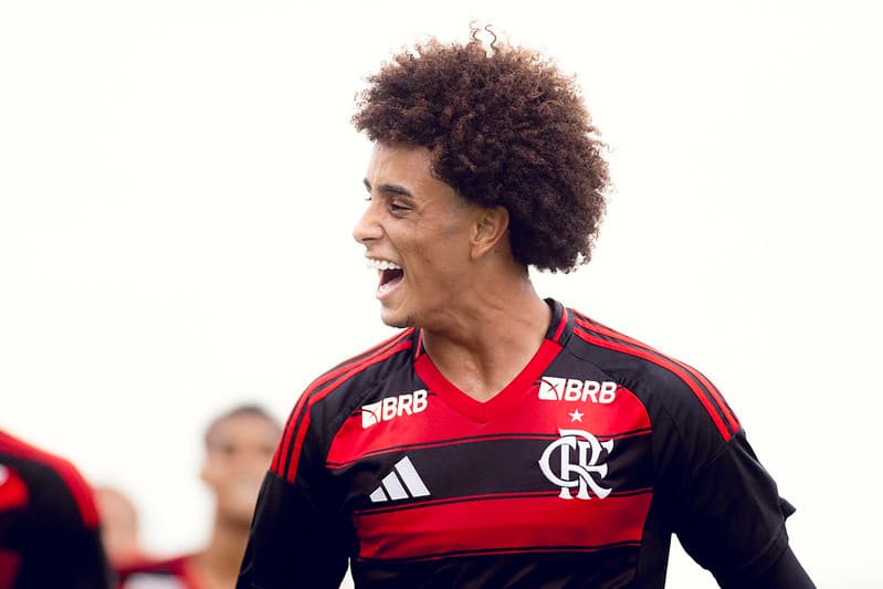 Ryan Roberto comemora gol pelo Flamengo Sub-17