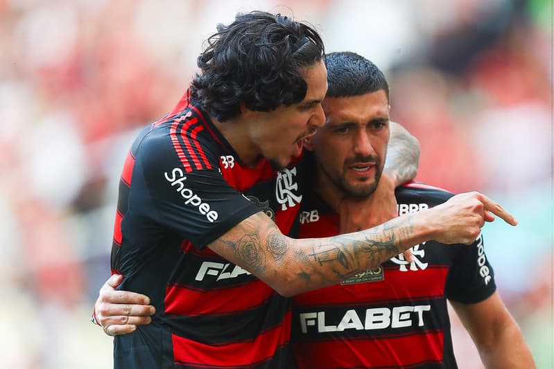 Pedro e Arrascaeta se abraçam em gol do Flamengo no Brasileirão