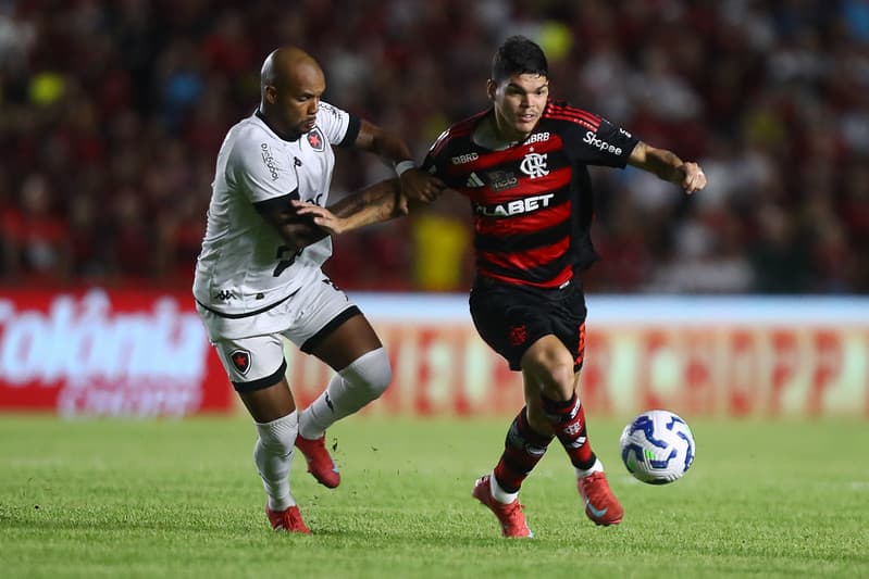 Ayrton Lucas em dividida durante Flamengo x Botafogo-PB