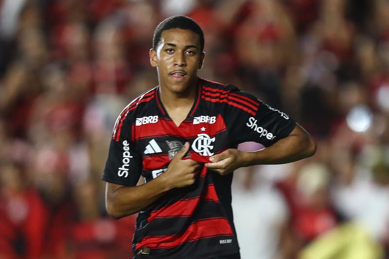 Joshua exibe escudo do Flamengo ao marcar primeiro gol profisisonalmente