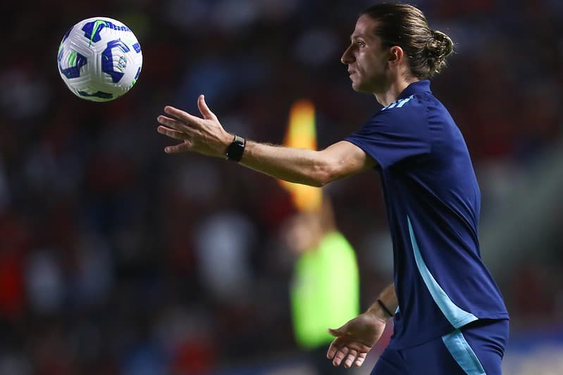 Durante jogo do Flamengo, Filipe Luís joga bola de volta ao campo