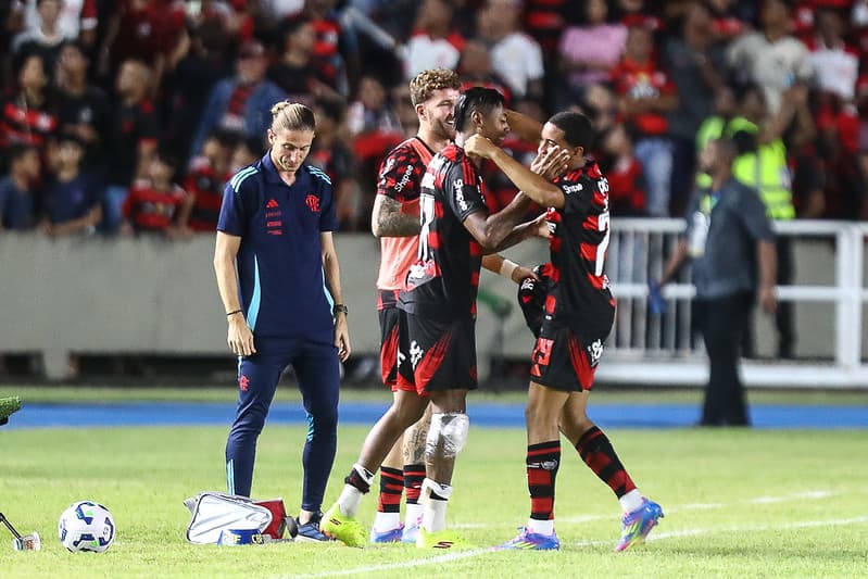 Joshua comemora gol do Flamengo com Filipe Luís contra o Botafogo-PB