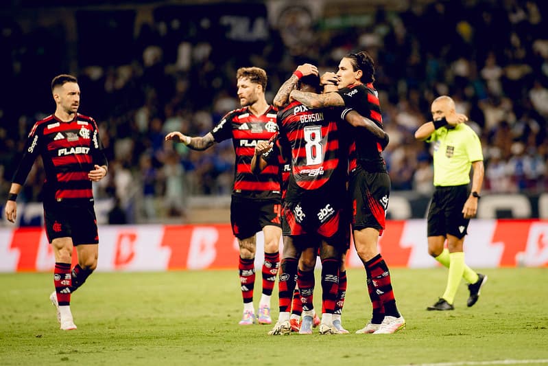 Flamengo comemora gol sobre o Cruzeiro no Brasileirão