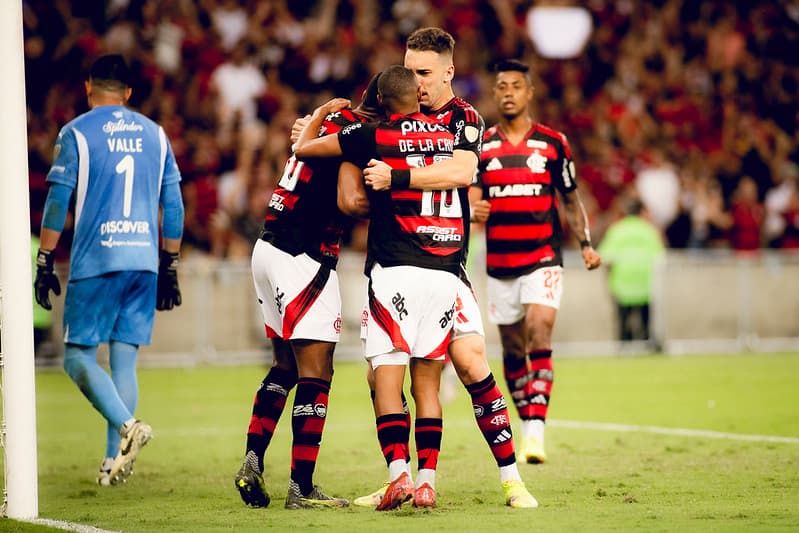 Craques do Flamengo comemoram gol do clube na fase de grupos da Libertadores 2025