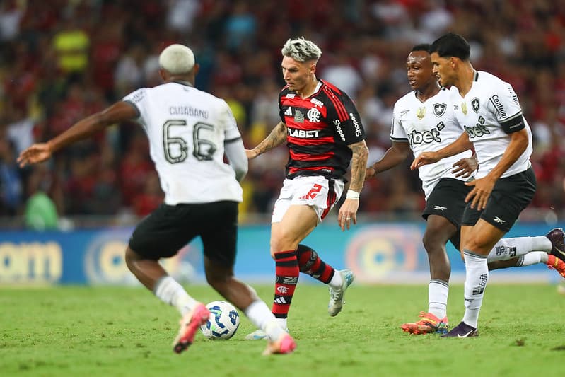 Varela durante Flamengo x Botafogo